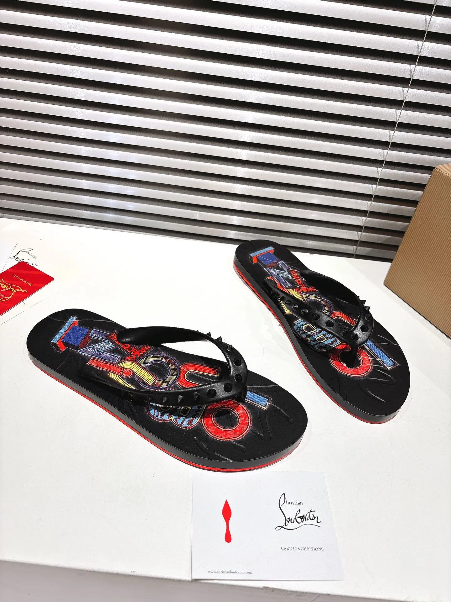 👟👟Ex-factory price 300👟👟 ╔Flip-flops black print╗ (yellow box packaging) ·Top version customization·2025𝐬𝐬 𝑪𝒉𝒓𝒊𝒔𝒕𝒊𝒂𝒏 𝑳𝒐𝒖𝒃𝒐𝒖𝒕𝒊𝒏 ▪️No matter the last shape, fabric, diamonds, nails, lining, outsole, they are as close as possible to ZP... ▪️The original sole is specially provided by the original factory ▪️The lining is imported water-dyed cowhide ▪️Private customization time is about 3-7 days —————— Size: Men's 37M-46M